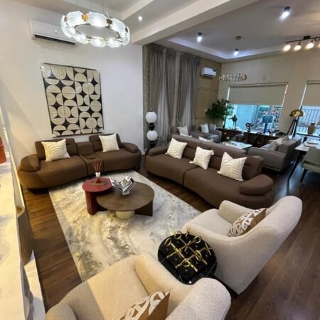 Ijeoma sofa with 7 throw pillows, cup holder & charger