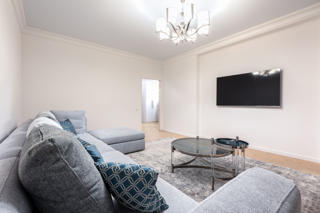 Modern vs Contemporary Living Room Design